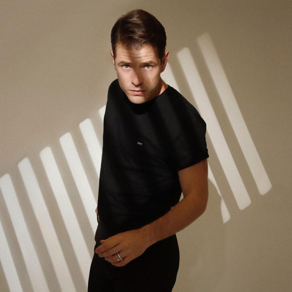 Maurício Destri veste camiseta OTT, marca do Grupo Breda em editorial.