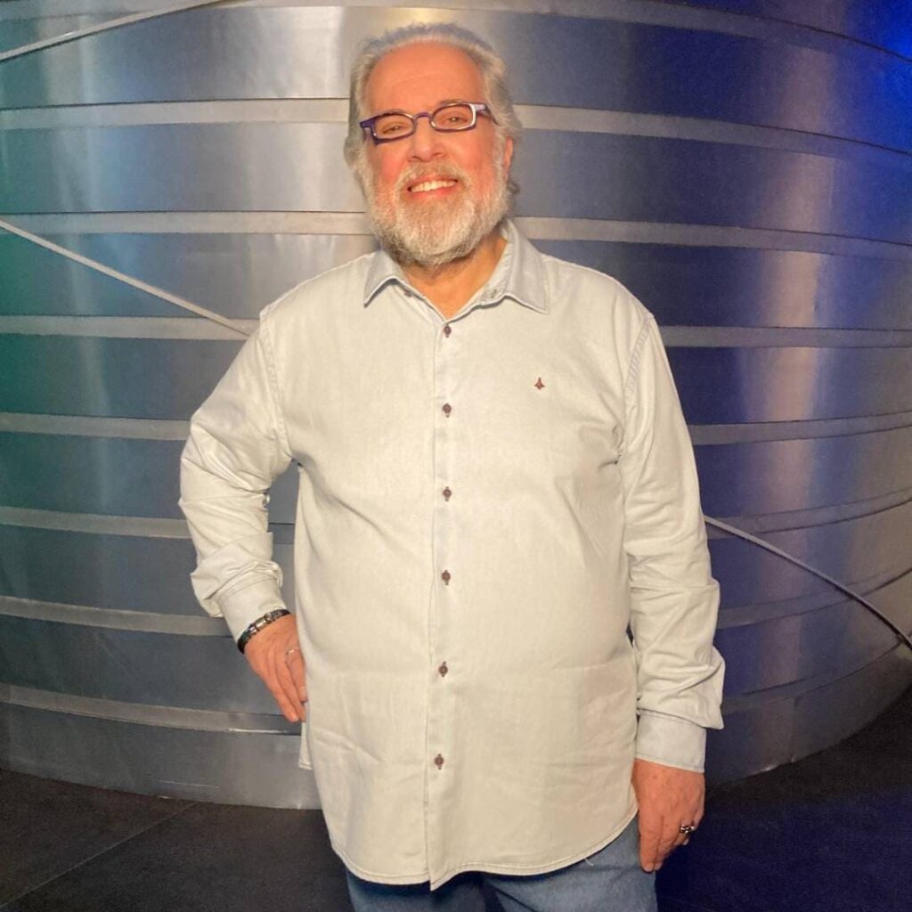 Leão Lobo veste camisa Breda Uomo, marca de moda masculina do Grupo Breda, em programa de Tv.