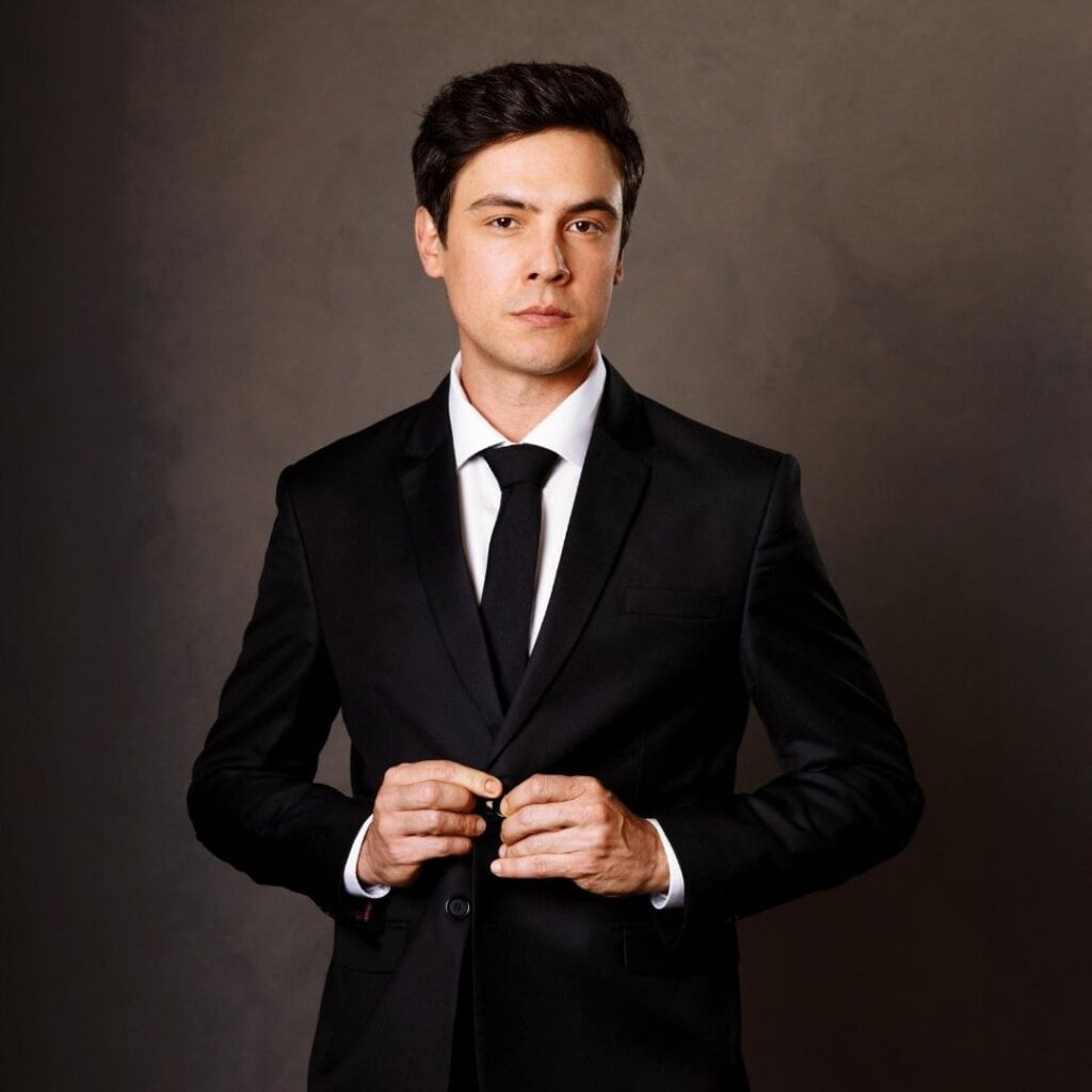 Sérgio Guizé veste costume Angelo Bertoni, marca de moda masculina do Grupo Breda, em editorial de moda.