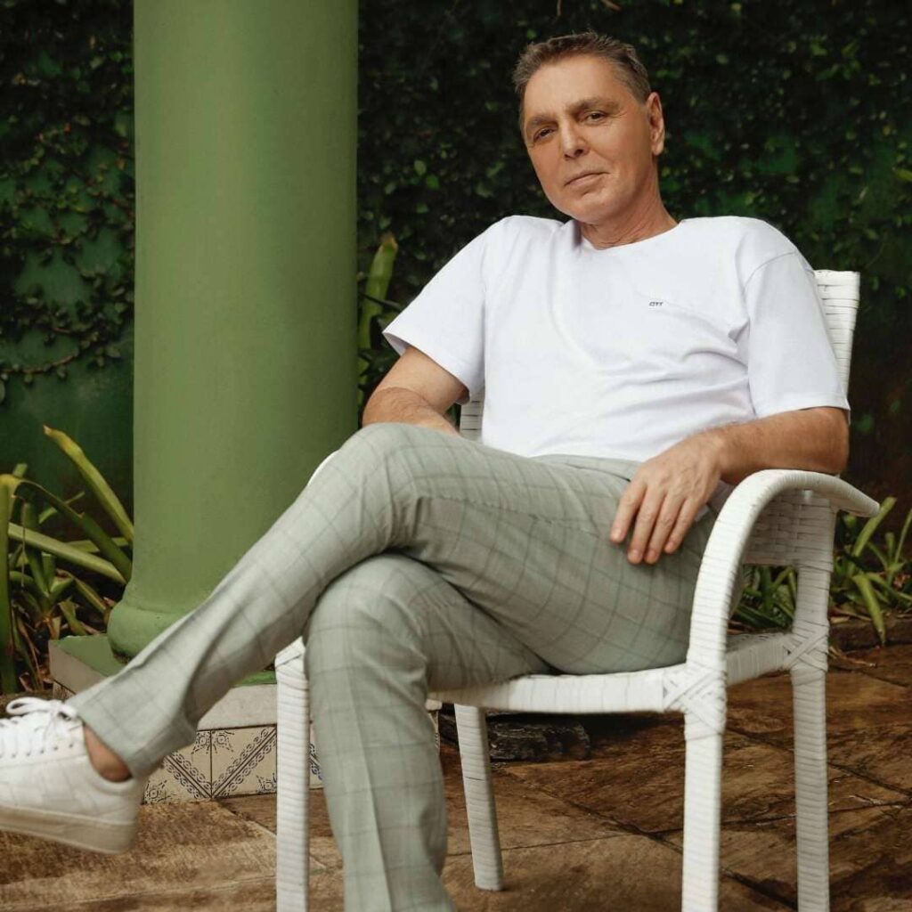 Guilherme Leme veste camiseta OTT, marca de moda masculina do Grupo Breda, em editorial de moda.