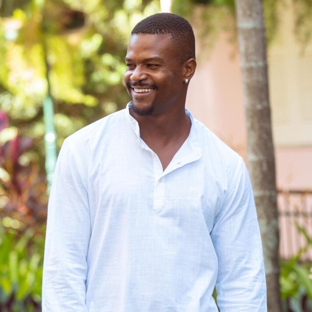 Davi Jr veste camisa bata/gola padre OTT, marca de moda masculina do Grupo Breda, em editorial de moda.