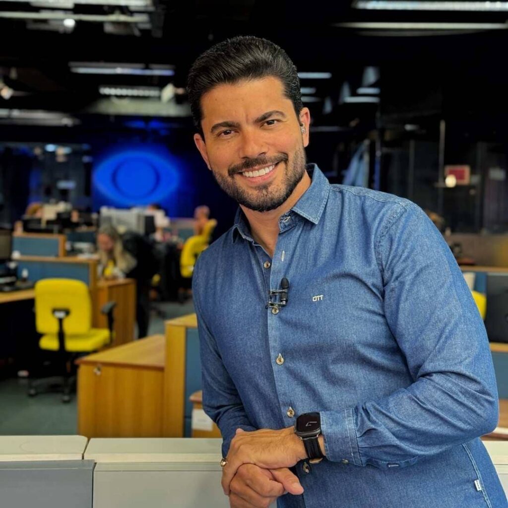 Wagner Montes Filho veste camisa jeans OTT, marca de moda masculina do Grupo Breda, em editorial de moda.