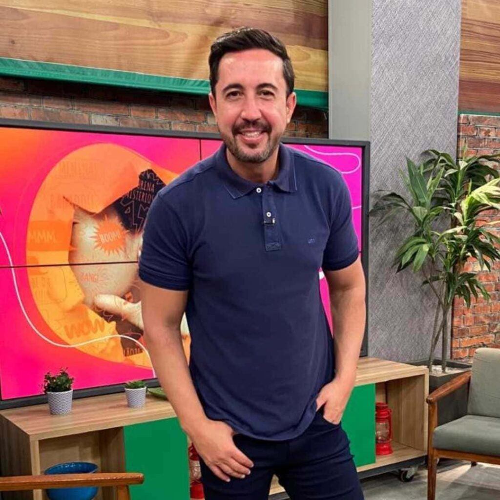 Thiago Rocha veste polo OTT, marca de moda masculina do Grupo Breda, em programa de Tv.