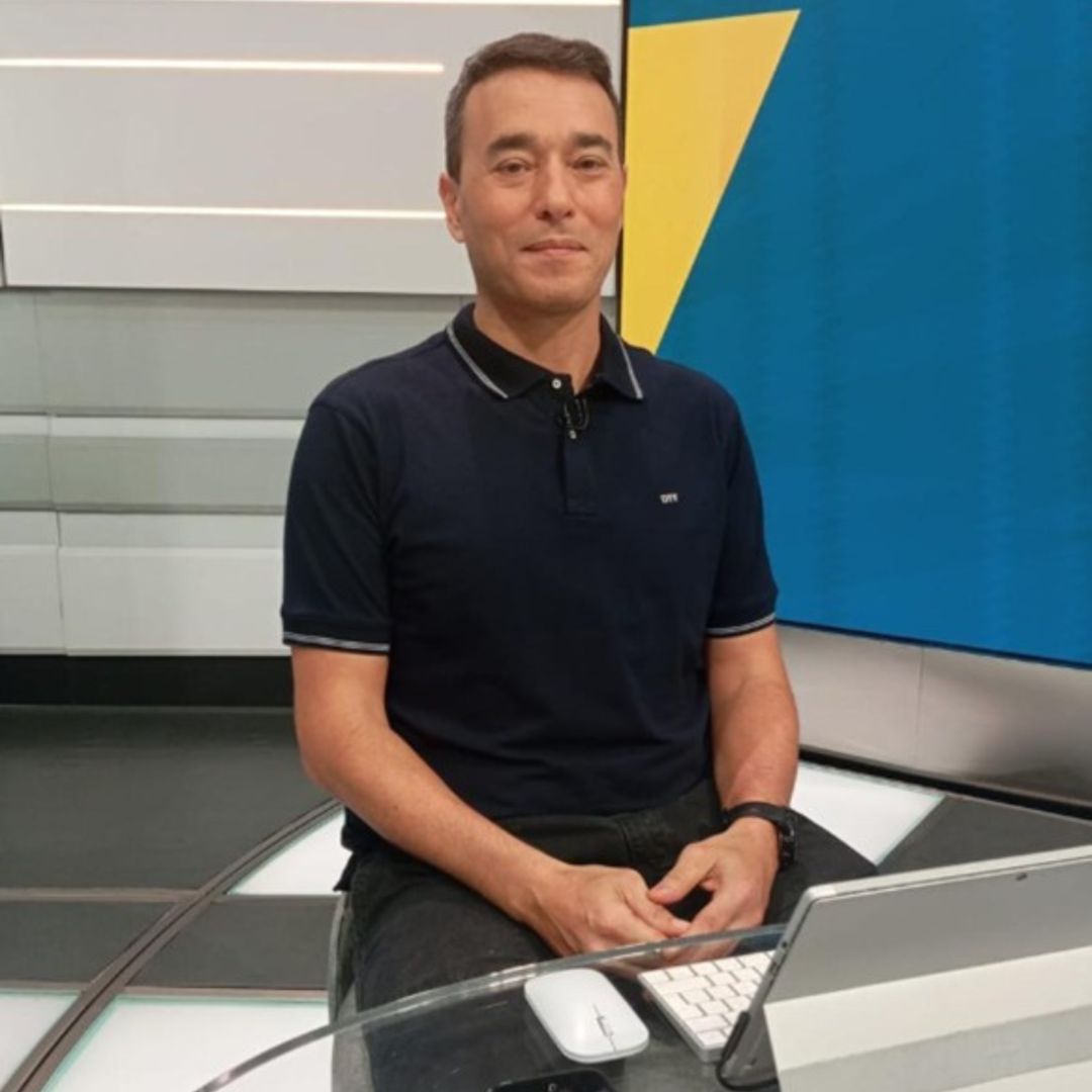 André RIzek veste camisa polo OTT, marca do Grupo Breda em SporTv.