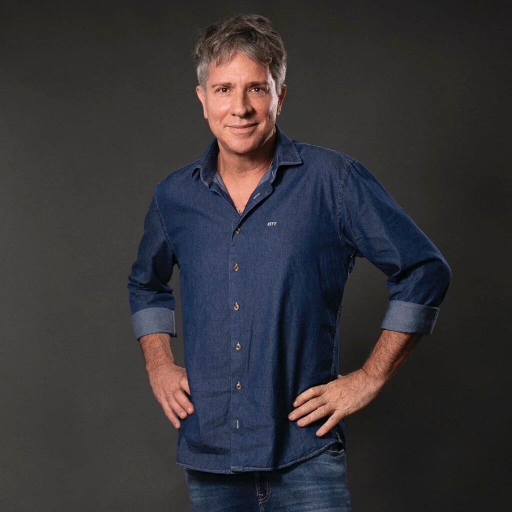 Luis Salém veste camisa jeans OTT, marca de moda masculina do Grupo Breda, em editorial de moda.