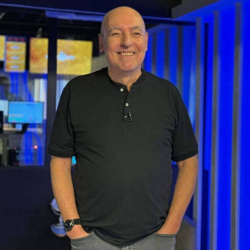 Josimar Melo veste polo gola padre OTT, marca de moda masculina do Grupo Breda, em programa de Tv.