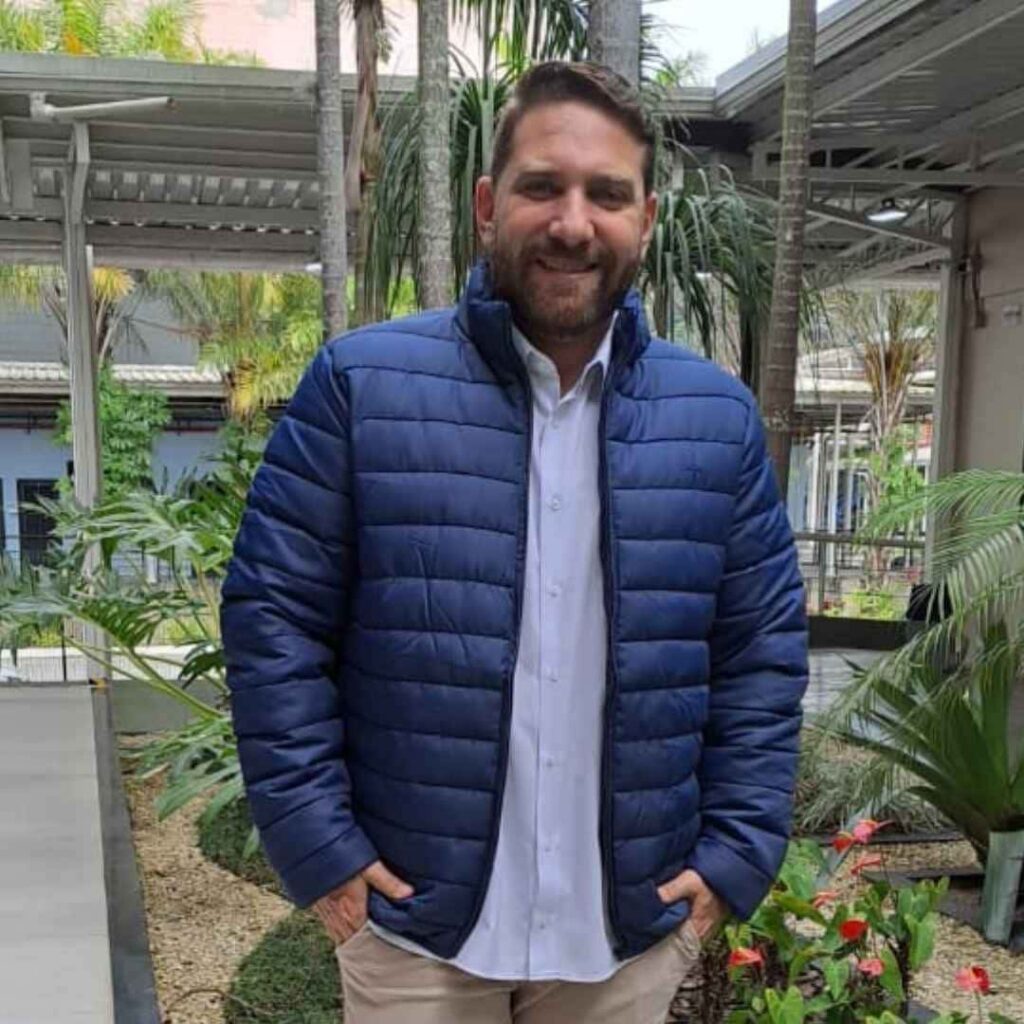 Rael Policarpo veste jaqueta Puffer OTT, marca de moda masculina do Grupo Breda, em programa de Tv.