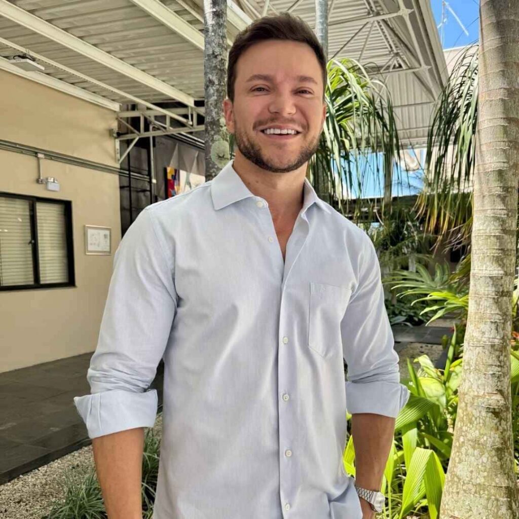 Diogo Menezes veste camisa Angelo Bertoni, marca de moda masculina do Grupo Breda, em programa da Record Tv Rio.