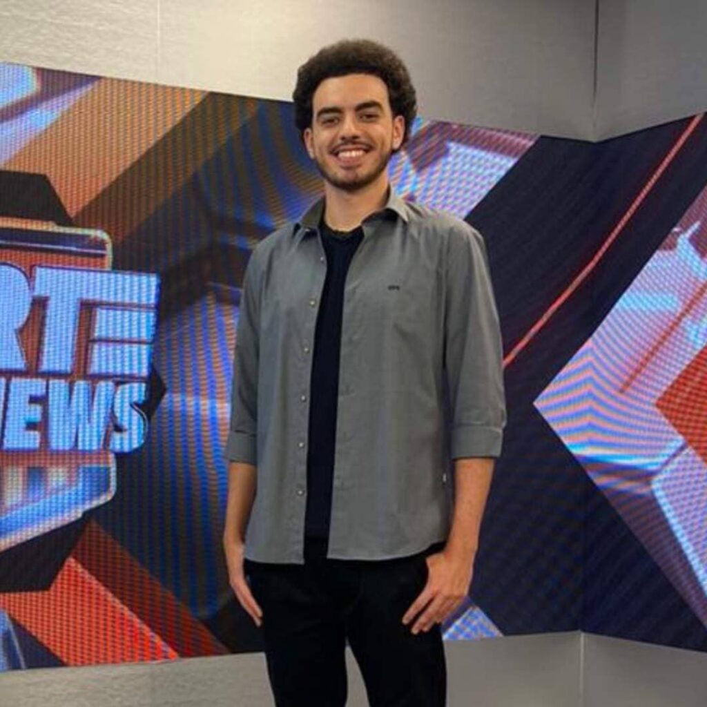 Caique Resende veste camisa manga longa OTT, marca do Grupo Breda, em programa da Record News.