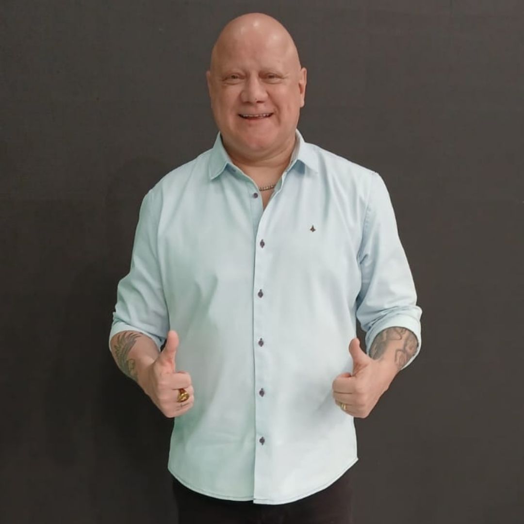 Ronaldo Giovanelli veste camisa Breda Uomo, marca de moda masculina do Grupo Breda, em programa de Tv.