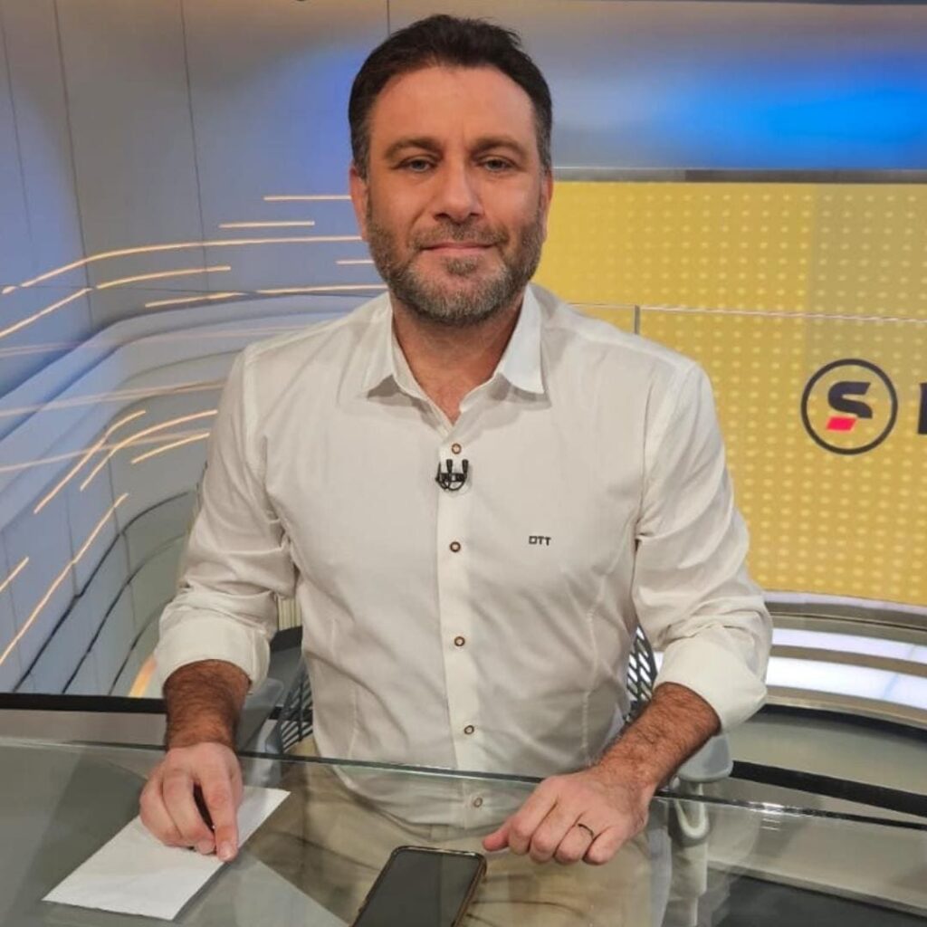 André Loffredo veste camisa OTT, marca de moda masculina do Grupo Breda, em programa de Tv.