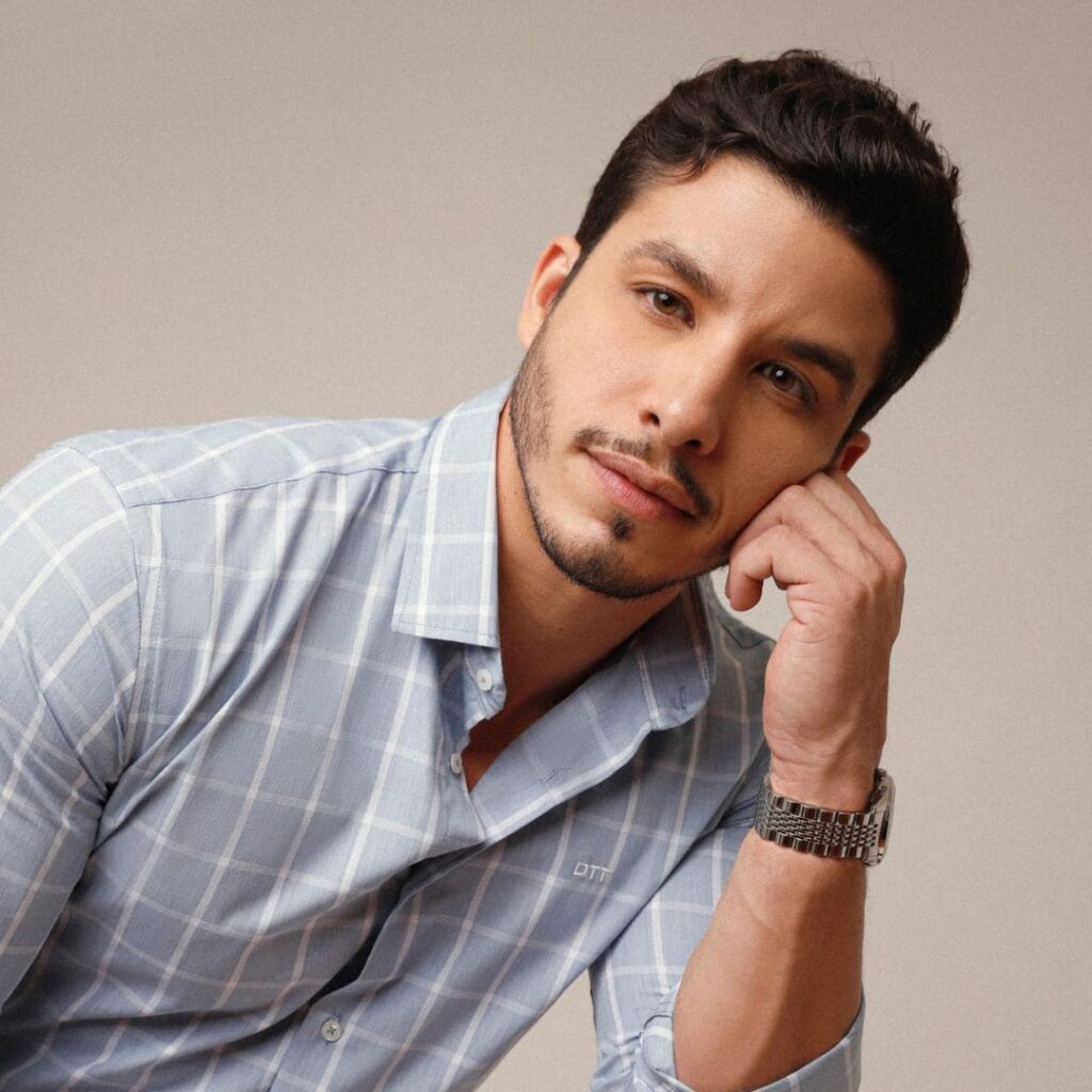 Rick Tavares veste camisa OTT, marca do Grupo Breda em editorial.