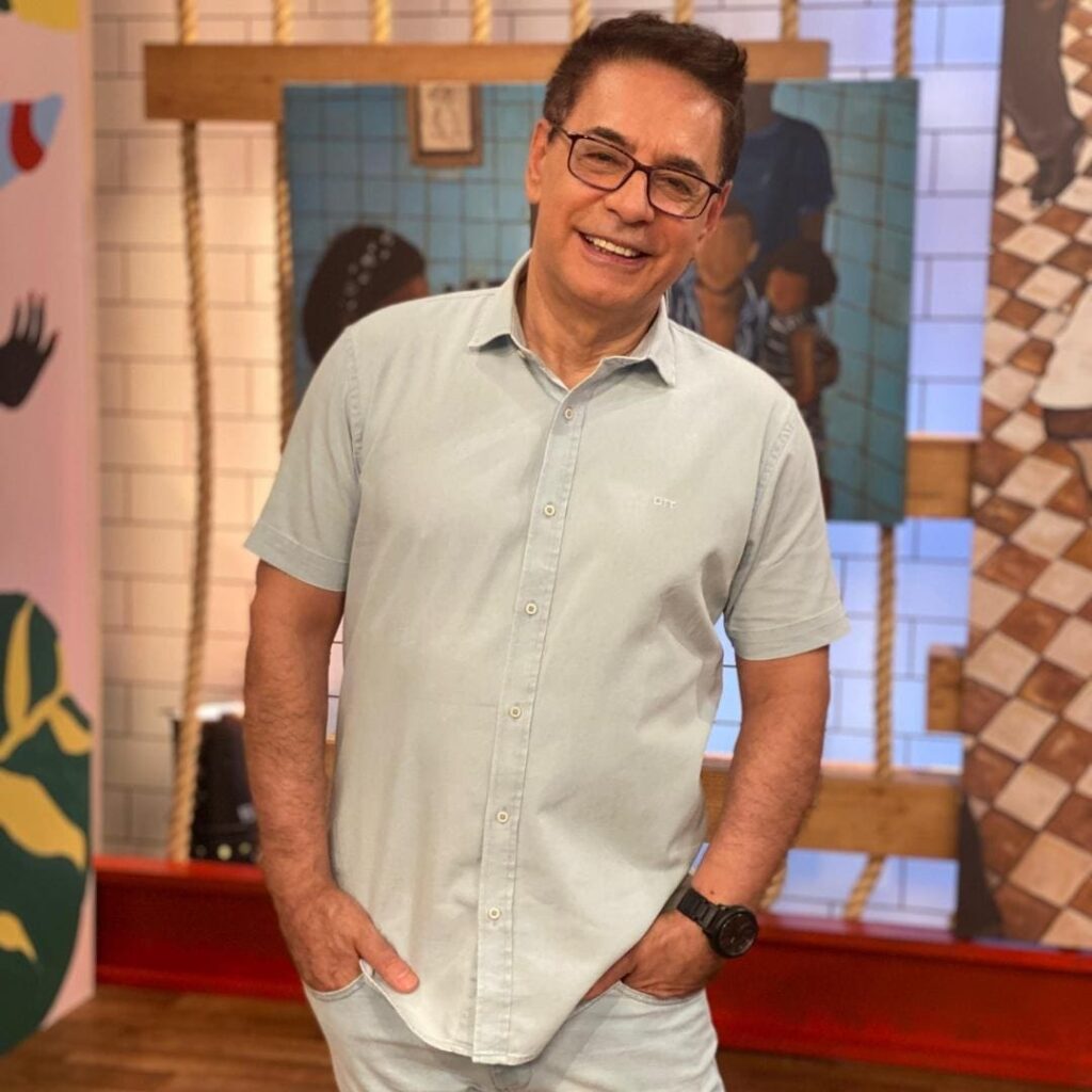 Cunha Júnior veste camisa jeans manga curta OTT, marca do Grupo Breda em programa da Tv Cultura.