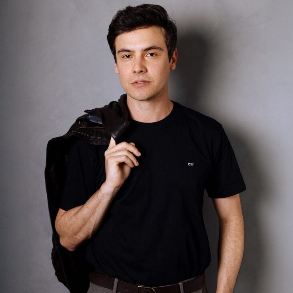 Sérgio Guizé veste camiseta OTT, marca de moda masculina do Grupo Breda, em editorial de moda.