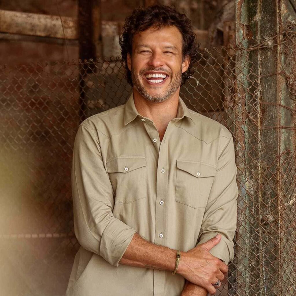 Nando Rodrigues veste camisa OTT, marca do Grupo Breda em editorial.